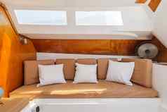 真正的小腿棕色（的）皮革沙发垫子舒适的游艇风扇旅行概念假期船温暖的国家