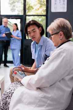 上了年纪的心脏病专家测量亚洲病人高血压血压力心考试眼压计