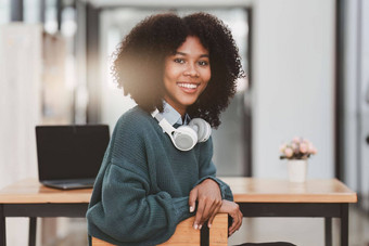 年轻的黑色的非洲女人大学学生学习在线移动PC电脑微笑女孩看网络研讨会虚拟教育