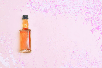 小瓶酒精<strong>白兰地</strong>威士忌<strong>白兰地</strong>粉红色的品红色的花背景