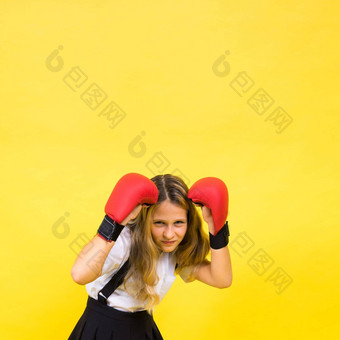 <strong>女孩</strong>穿红色的<strong>拳击</strong>手套工作室拍摄体育运动概念