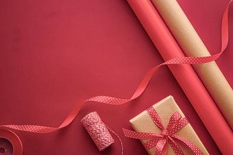 礼物准备生日假期礼物给工艺纸丝带礼物盒子珊瑚背景包装工具装饰Diy礼物假期平躺设计