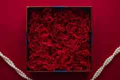 假期礼物珍珠珠宝项链美盒子订阅包模型奢侈品现在空开放礼物盒子平躺红色的背景在线购物交付平铺