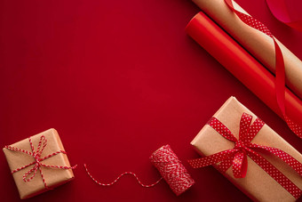 礼物准备生日假期礼物给工艺纸丝带礼物盒子红色的背景包装工具装饰Diy礼物假期平躺设计