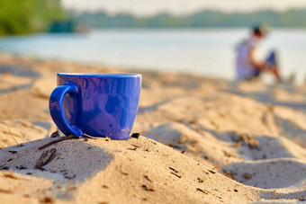 蓝色的陶瓷杯咖啡<strong>茶饮料</strong>沙子海滩海岸河