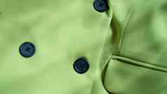 特写镜头自定义使绿色夹克黑色的按钮