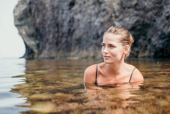 女人旅行海快乐旅游享受采取图片在户外记忆女人旅行者游泳海湾山分享旅行冒险旅程