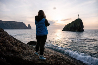 女人旅行海<strong>快乐</strong>旅游享受采取<strong>图片</strong>在户外记忆女人旅行者海湾山分享旅行冒险旅程