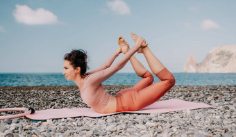 女人海普拉提<strong>运动快乐</strong>中间岁的女人练习健身海滩海微笑活跃的女培训环瑜伽席<strong>享</strong>受健康的生活方式和谐冥想
