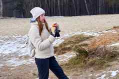 年轻的女人徒步旅行者零食徒步旅行春天冬天秋天森林