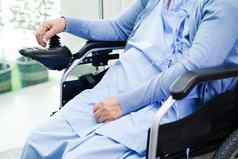 亚洲上了年纪的女人残疾病人坐着电轮椅公园医疗概念