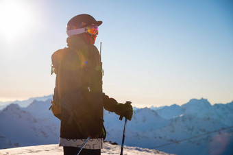 一边视图滑雪滑雪背景山滑雪度假胜地明亮的阳光肖像骑手背包准备好了off-piste