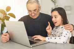 祖父（外）孙女花时间移动PC浏览网站年轻的一代教解释老现代科技概念
