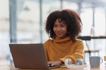 年轻的黑色的非洲女人大学<strong>学生学习</strong>在线移动PC<strong>电脑</strong>微笑女孩看网络研讨会虚拟教育