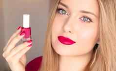 美产品化妆化妆品脸肖像美丽的女人指甲波兰的修指甲匹配粉红色的口红化妆奢侈品化妆品风格时尚