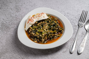 传统的土耳其菠菜餐大米剁碎肉酸奶白色瓷板