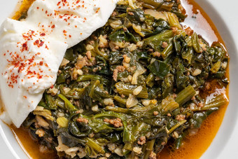 传统的土耳其菠菜餐大米剁碎肉酸奶白色瓷板