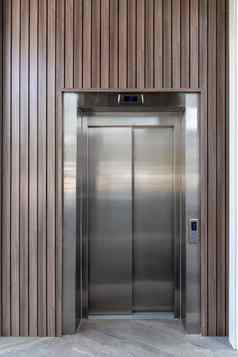 现代电梯通过站地面地板上业务中心