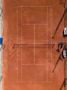 空中视图空粘土网球法院阳光明媚的一天
