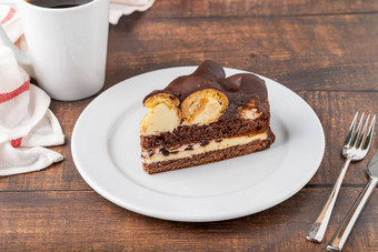 蛋糕巧克力泡芙白色瓷板过滤器咖啡一边