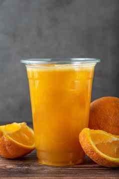 新鲜挤压橙色汁冰多维数据集木表格