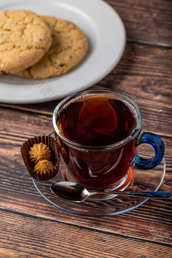 黑色的土耳其茶玻璃杯酥饼木表格