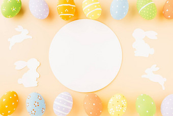 开销复活节鸡蛋兔子纸减少圆白色纸孤立的柔和的背景