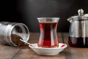 新鲜酿造土耳其茶据玻璃杯木表格