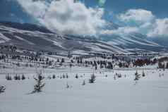 令人惊异的冬天景观雪山