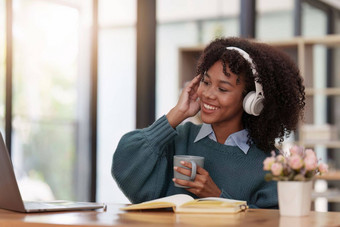 年轻的黑色的<strong>非洲</strong>女人穿耳机享受<strong>音乐音乐</strong>应用程序移动电话