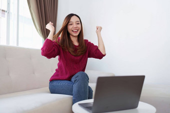 亚洲业务人快乐成功的伙伴关系团队合作庆祝成就成功概念美丽的业务女人庆祝移动PC