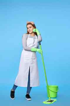 女人橡胶手套更清洁的围裙洗地板上拖把
