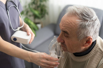 上了年纪的高级男人。护理护理穿氧气吸入器设备帮助呼吸呼吸氧气集中器可移植的