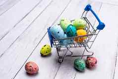 色彩斑斓的复活节鸡蛋超市车复活节问候卡
