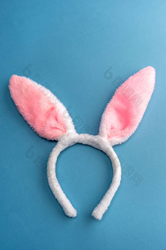 软皮毛希望粉红色的<strong>兔子</strong>耳朵蓝色的背景