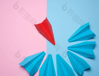 集团蓝色的纸船包围红色的船概念欺凌搜索妥协前视图集团蓝色的纸飞机包围红色的船概念欺凌搜索妥协前视图