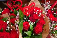 红色的玫瑰花束心形状象征礼物