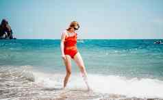 漂亮的年轻的金发女郎女人走海滩夏天有趣的走无忧无虑的海边肖像美丽的年轻的女人放松微笑海滩海海洋假期假期旅行旅行