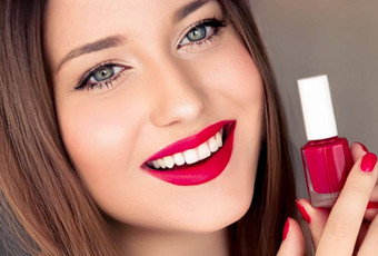 美产品化妆化妆品脸肖像美丽的女人指甲波兰的修指甲匹配红色的口红化妆奢侈品化妆品风格时尚