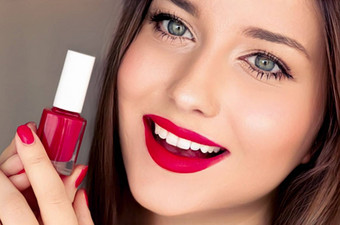 美产品化妆化妆品脸肖像美丽的女人指甲波兰的修指甲匹配红色的口红化妆奢侈品化妆品风格时尚