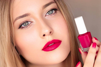 美产品化妆化妆品脸肖像美丽的女人指甲波兰的修指甲匹配粉红色的口红化妆奢侈品化妆品风格时尚