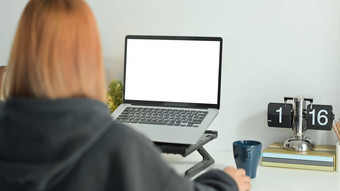 回来视图有创意的女<strong>自由</strong>职业者坐着<strong>舒适</strong>的工作场所工作在线移动PC电脑
