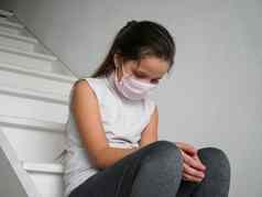 学生女孩穿面具座位楼梯科维德检疫封锁伤心累了学校朋友