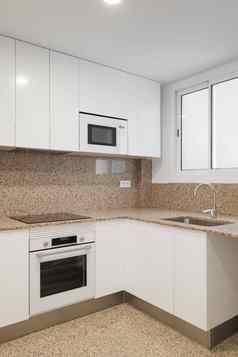 白色光滑的美丽的家具宽敞的厨房台面地板墙花岗岩材料家具各种橱柜菜水槽水龙头使耐用金属