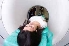 扫描技术专家俯瞰病人计算断层摄影术扫描仪准备过程女人病人扫描仪