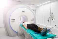 女病人经历核磁共振磁共振成像医院医疗设备健康护理