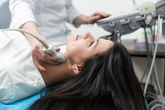 超声波扫描诊断女人甲状腺腺诊所医生运行超声波传感器
