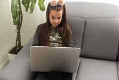 青少年女孩学校学生研究在线首页使笔记十几岁的学生距离学习移动PC家庭作业看听视频教训远程教育概念