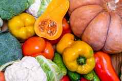 蔬菜铺设木表格大分类蔬菜食物南瓜卷心菜西兰花胡椒西红柿胡萝卜
