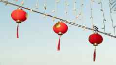 红色的中国人灯笼装饰街天空